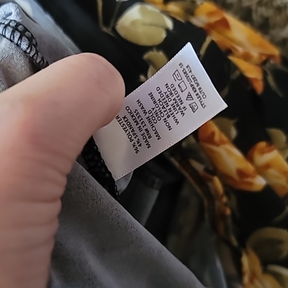 Nine Britton Floral Romper NWT - Picture 9 of 9